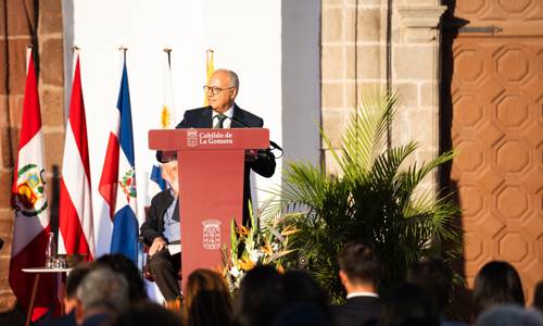 Imagen de Curbelo llama a fortalecer la democracia desde el diálogo y la convivencia durante el acto institucional de las Colombinas